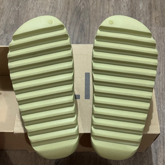 Adidas Yeezy Slide in Resin Tone - Picture 5 of 6